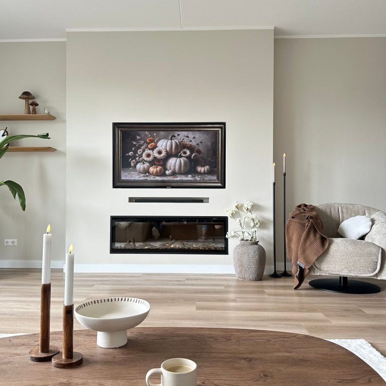 Woonkamer met cinewall, zelfgemaakt. Donker houten salontafel met kandelaars erop. Heerlijke fauteuil bij de haard.